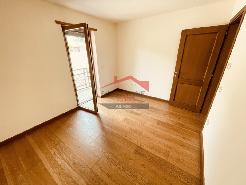 In vendita a Roana, in ottimo contesto,  un luminoso appartamento trilocale di recente costruzion...