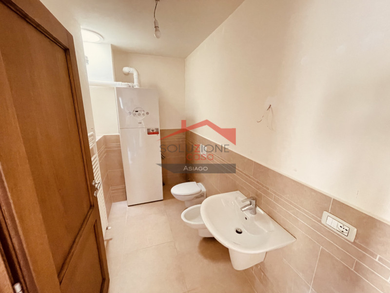 In vendita a Roana, in ottimo contesto,  un luminoso appartamento trilocale di recente costruzion...