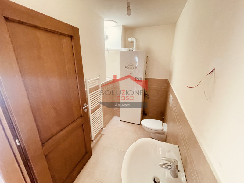 In vendita a Roana, in ottimo contesto,  un luminoso appartamento trilocale di recente costruzion...