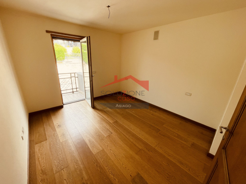 In vendita a Roana, in ottimo contesto,  un luminoso appartamento trilocale di recente costruzion...