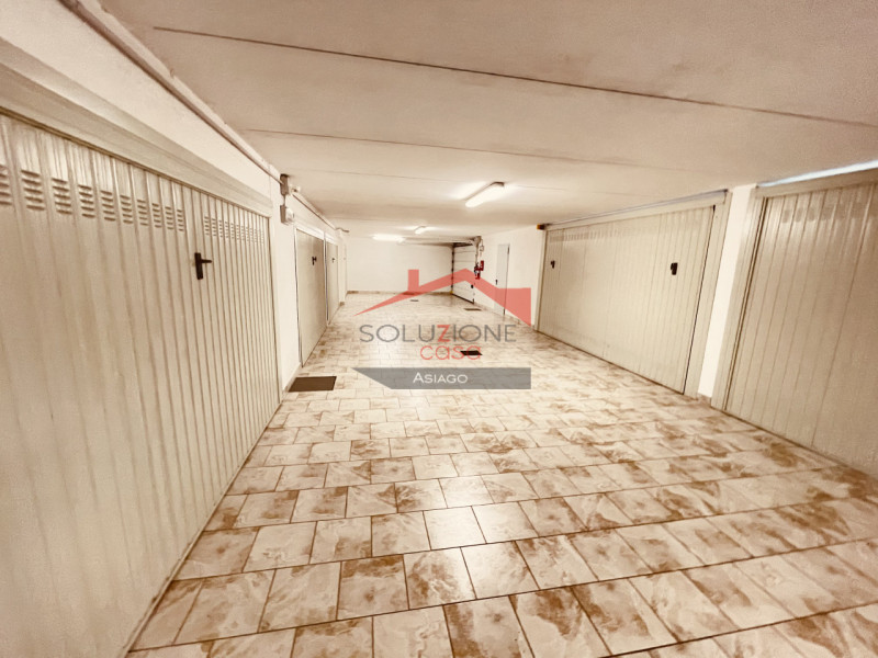 In vendita a Roana, in ottimo contesto,  un luminoso appartamento trilocale di recente costruzion...