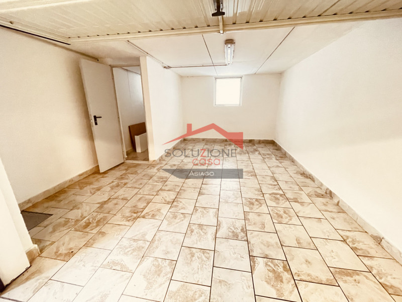 In vendita a Roana, in ottimo contesto,  un luminoso appartamento trilocale di recente costruzion...