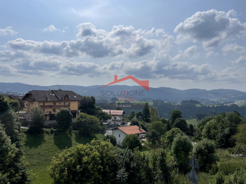 In vendita a Roana, in ottimo contesto,  un luminoso appartamento trilocale di recente costruzion...