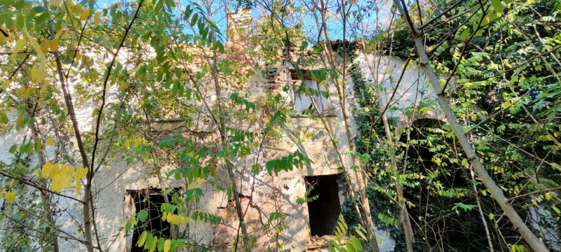 Nel cuore di Baone, proponiamo in vendita un rustico da ristrutturare, circondato da un ampio ter...