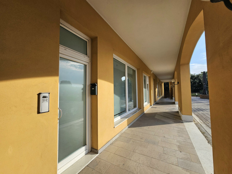 A pochi passi dal centro di Este e con la comodità di un ampio parcheggio, proponiamo in vendita,...