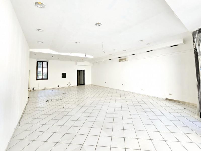 Proponiamo in affitto, nel centro di Monselice, in un bel palazzo con vetrina fronte strada, ampi...