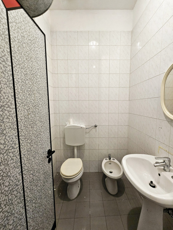 Proponiamo in affitto, nel centro di Monselice, in un bel palazzo con vetrina fronte strada, ampi...