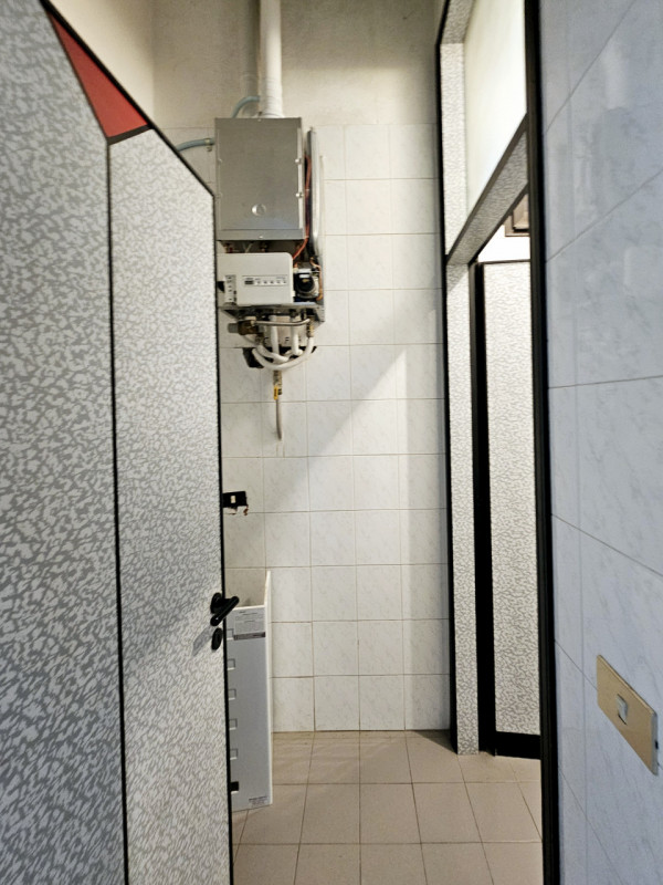 Proponiamo in affitto, nel centro di Monselice, in un bel palazzo con vetrina fronte strada, ampi...