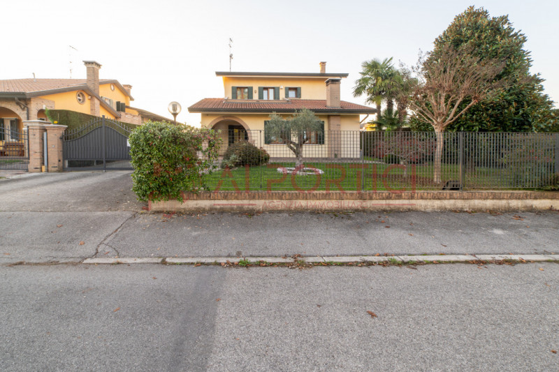 Campagnola di BRUGINE - CASA SINGOLA CON LABORATORIO DI MQ 200 situata in quartiere chiuso compos...