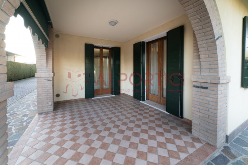 Campagnola di BRUGINE - CASA SINGOLA CON LABORATORIO DI MQ 200 situata in quartiere chiuso compos...