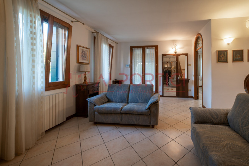 Campagnola di BRUGINE - CASA SINGOLA CON LABORATORIO DI MQ 200 situata in quartiere chiuso compos...