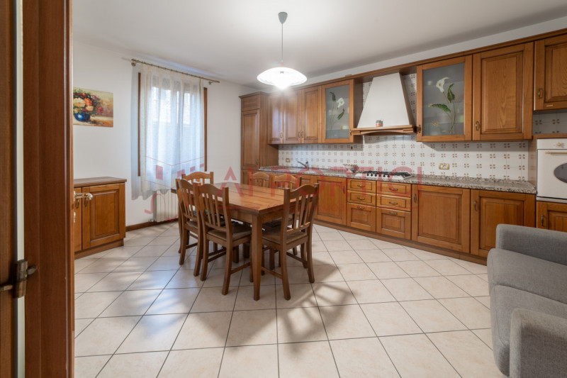 Campagnola di BRUGINE - CASA SINGOLA CON LABORATORIO DI MQ 200 situata in quartiere chiuso compos...