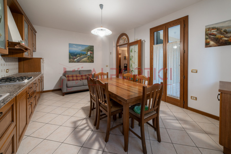 Campagnola di BRUGINE - CASA SINGOLA CON LABORATORIO DI MQ 200 situata in quartiere chiuso compos...