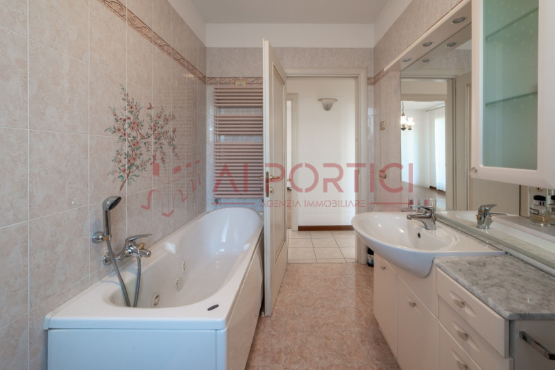 Campagnola di BRUGINE - CASA SINGOLA CON LABORATORIO DI MQ 200 situata in quartiere chiuso compos...