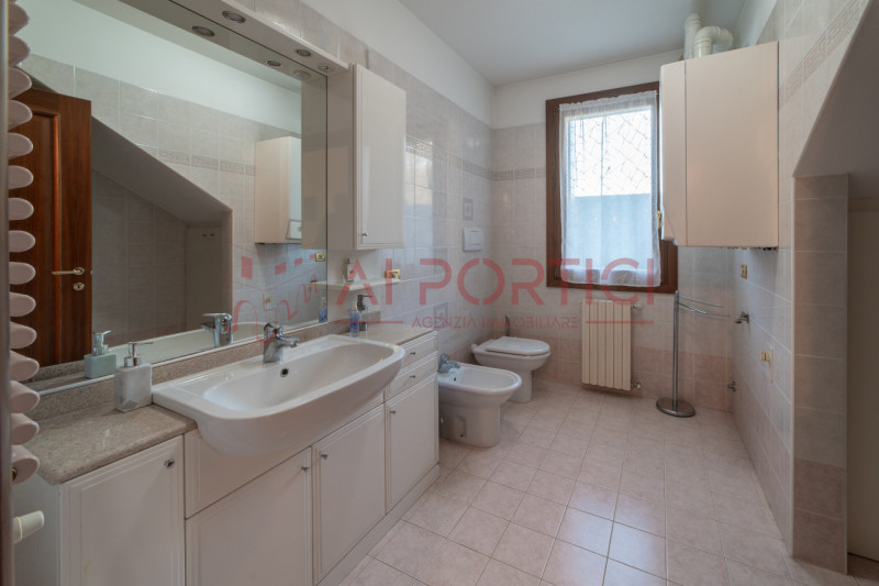 Campagnola di BRUGINE - CASA SINGOLA CON LABORATORIO DI MQ 200 situata in quartiere chiuso compos...