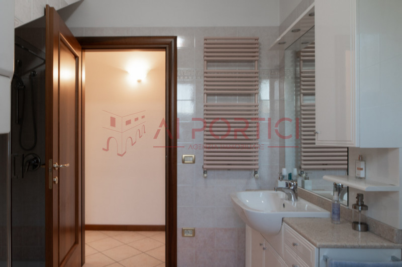 Campagnola di BRUGINE - CASA SINGOLA CON LABORATORIO DI MQ 200 situata in quartiere chiuso compos...