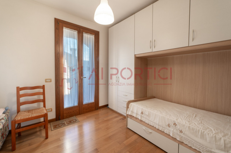 Campagnola di BRUGINE - CASA SINGOLA CON LABORATORIO DI MQ 200 situata in quartiere chiuso compos...