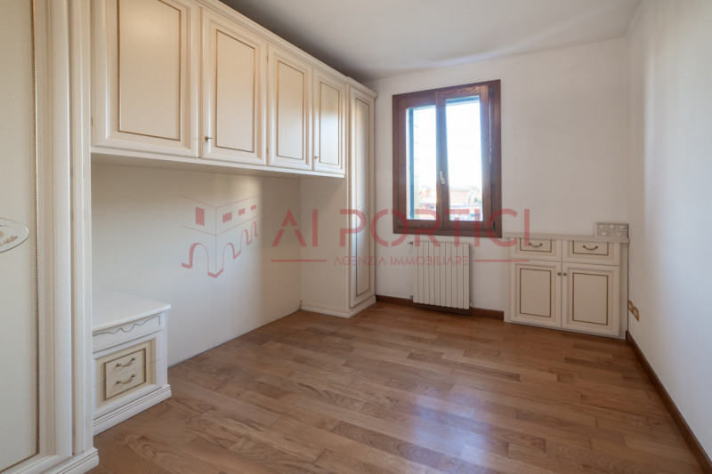 Campagnola di BRUGINE - CASA SINGOLA CON LABORATORIO DI MQ 200 situata in quartiere chiuso compos...