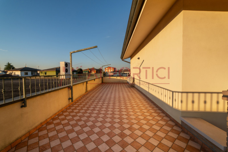 Campagnola di BRUGINE - CASA SINGOLA CON LABORATORIO DI MQ 200 situata in quartiere chiuso compos...