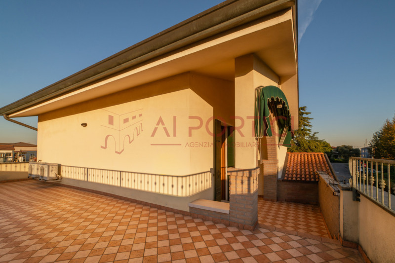 Campagnola di BRUGINE - CASA SINGOLA CON LABORATORIO DI MQ 200 situata in quartiere chiuso compos...