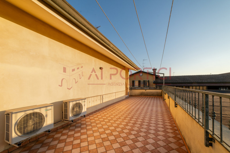 Campagnola di BRUGINE - CASA SINGOLA CON LABORATORIO DI MQ 200 situata in quartiere chiuso compos...