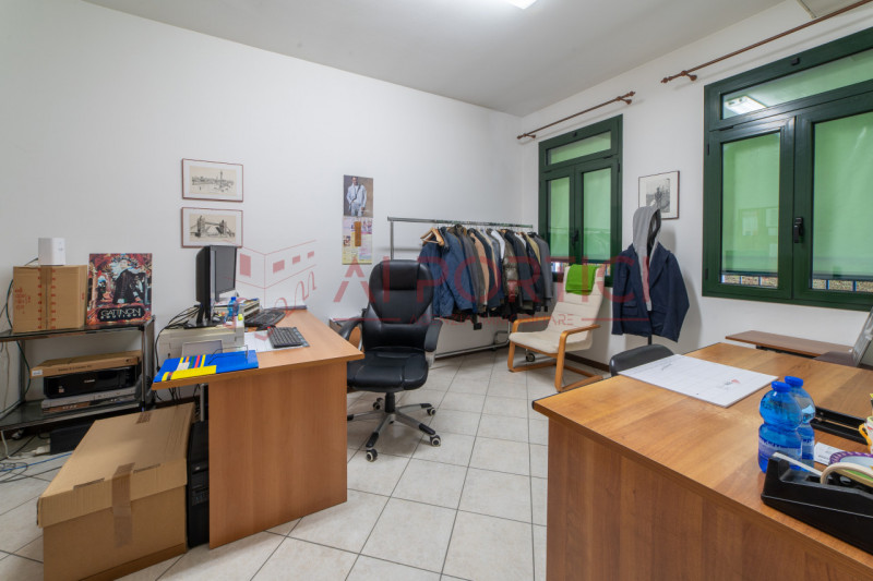 Campagnola di BRUGINE - CASA SINGOLA CON LABORATORIO DI MQ 200 situata in quartiere chiuso compos...