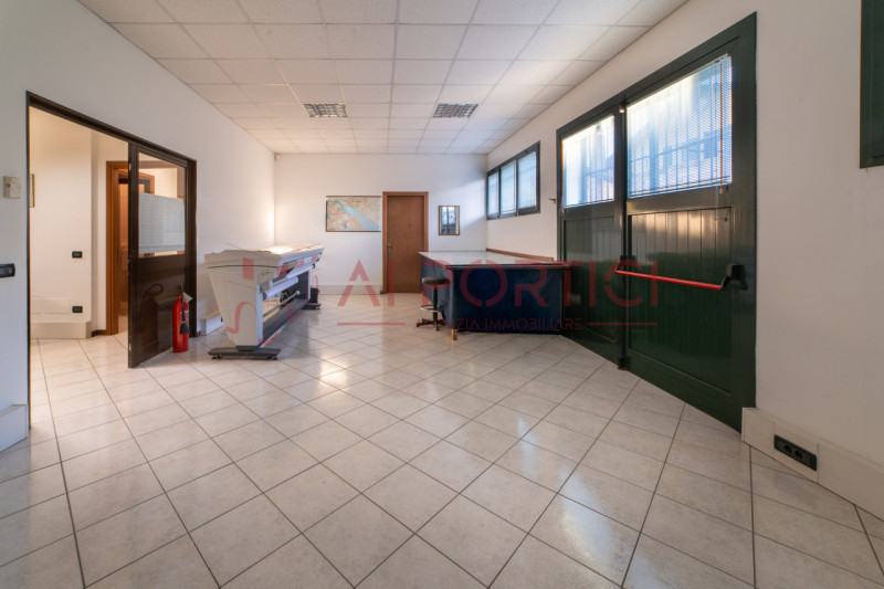 Campagnola di BRUGINE - CASA SINGOLA CON LABORATORIO DI MQ 200 situata in quartiere chiuso compos...