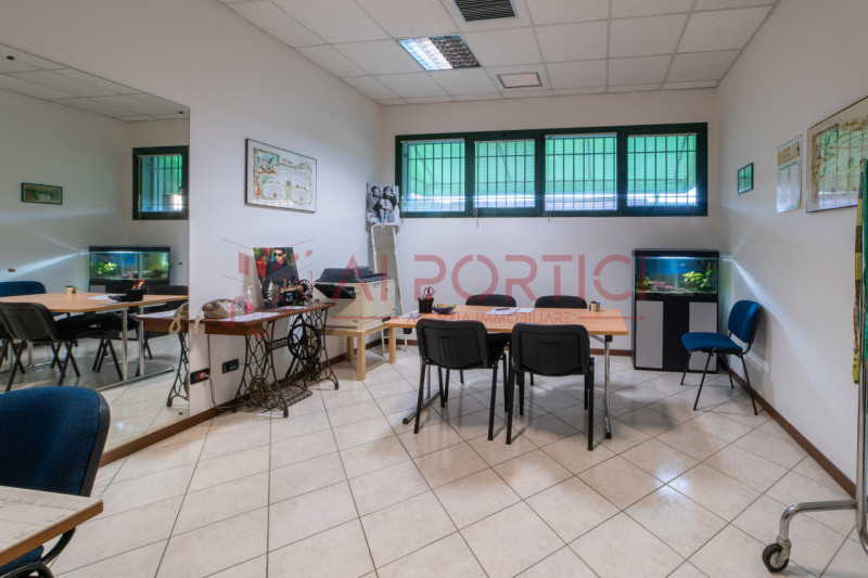 Campagnola di BRUGINE - CASA SINGOLA CON LABORATORIO DI MQ 200 situata in quartiere chiuso compos...