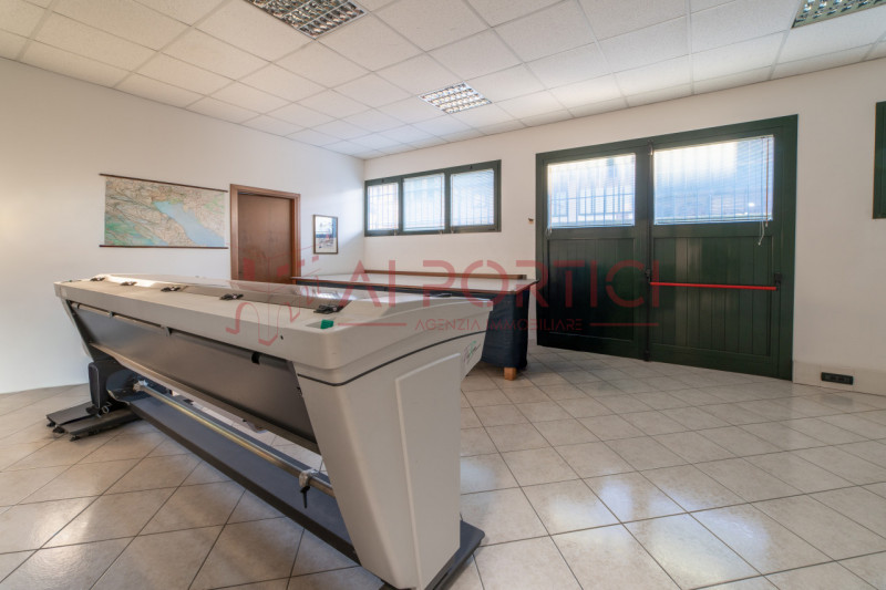 Campagnola di BRUGINE - CASA SINGOLA CON LABORATORIO DI MQ 200 situata in quartiere chiuso compos...