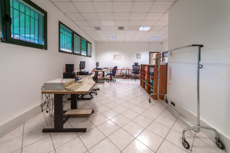 Campagnola di BRUGINE - CASA SINGOLA CON LABORATORIO DI MQ 200 situata in quartiere chiuso compos...