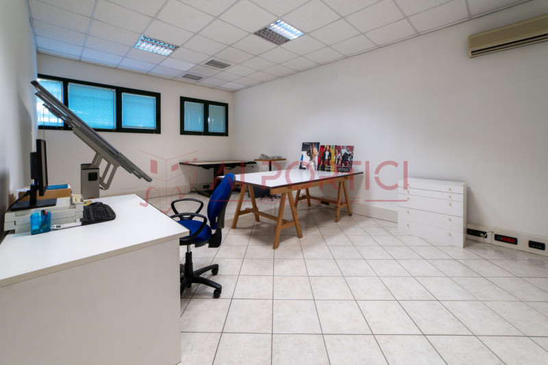 Campagnola di BRUGINE - CASA SINGOLA CON LABORATORIO DI MQ 200 situata in quartiere chiuso compos...