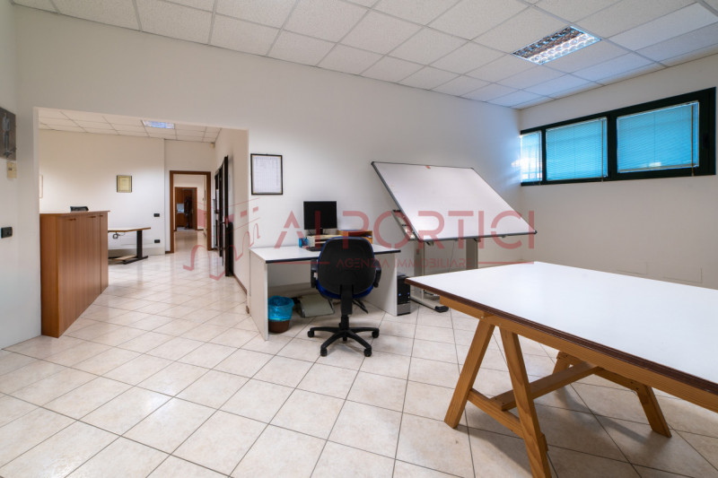 Campagnola di BRUGINE - CASA SINGOLA CON LABORATORIO DI MQ 200 situata in quartiere chiuso compos...