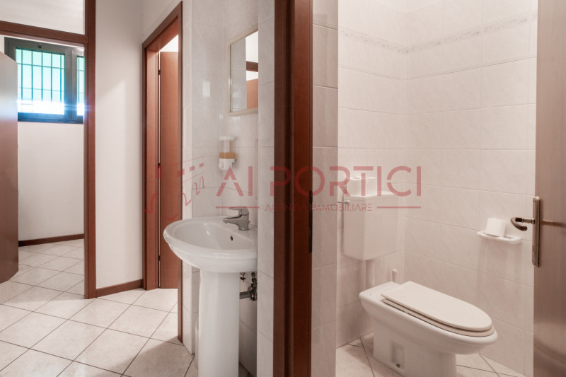 Campagnola di BRUGINE - CASA SINGOLA CON LABORATORIO DI MQ 200 situata in quartiere chiuso compos...