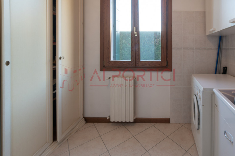 Campagnola di BRUGINE - CASA SINGOLA CON LABORATORIO DI MQ 200 situata in quartiere chiuso compos...