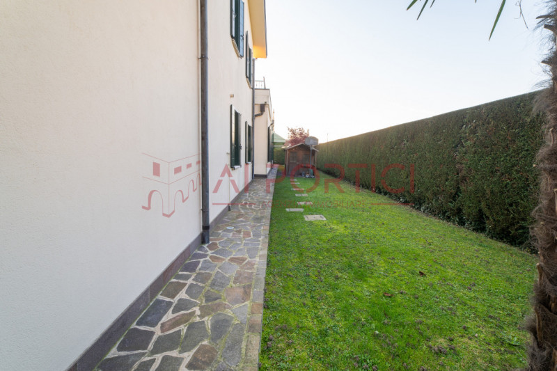 Campagnola di BRUGINE - CASA SINGOLA CON LABORATORIO DI MQ 200 situata in quartiere chiuso compos...