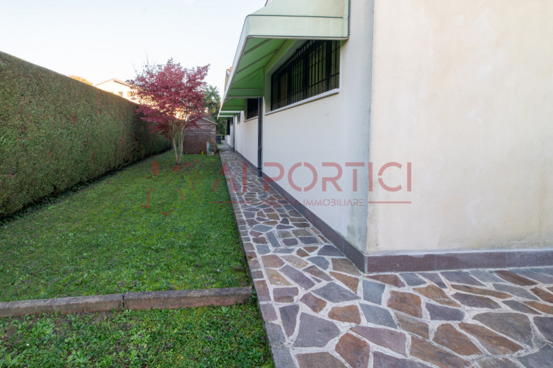 Campagnola di BRUGINE - CASA SINGOLA CON LABORATORIO DI MQ 200 situata in quartiere chiuso compos...