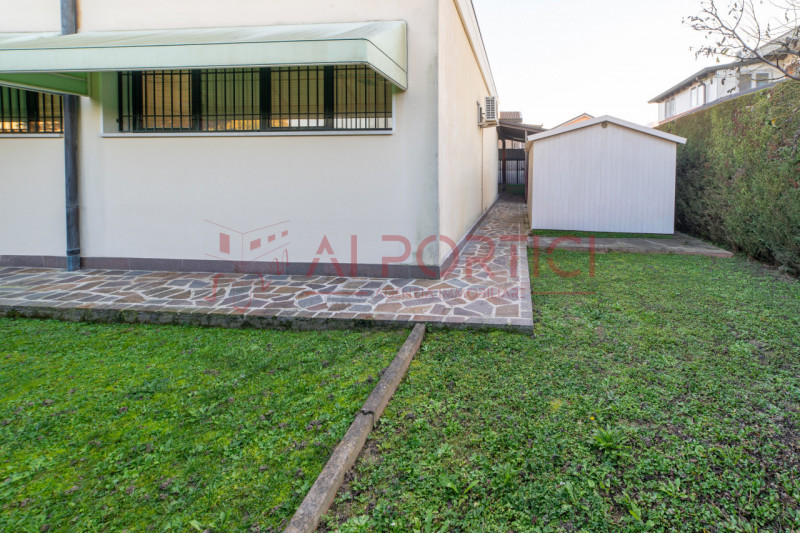 Campagnola di BRUGINE - CASA SINGOLA CON LABORATORIO DI MQ 200 situata in quartiere chiuso compos...