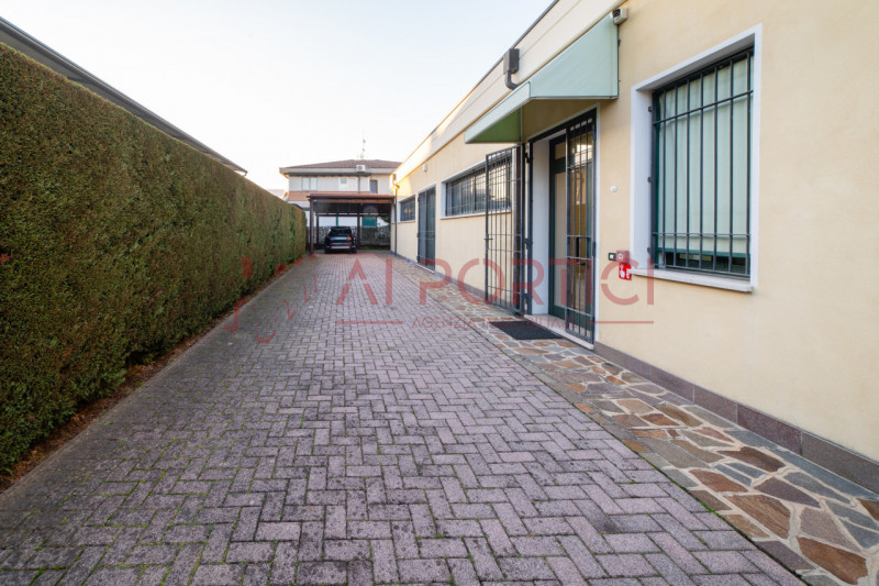 Campagnola di BRUGINE - CASA SINGOLA CON LABORATORIO DI MQ 200 situata in quartiere chiuso compos...