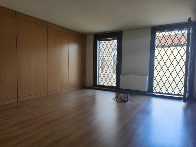 CENTRO STORICO: UFFICIO DI 190 MQ IN CONTESTO STORICO DI PREGIO COMPOSTO DA: INGRESSO, TRE GRANDI...