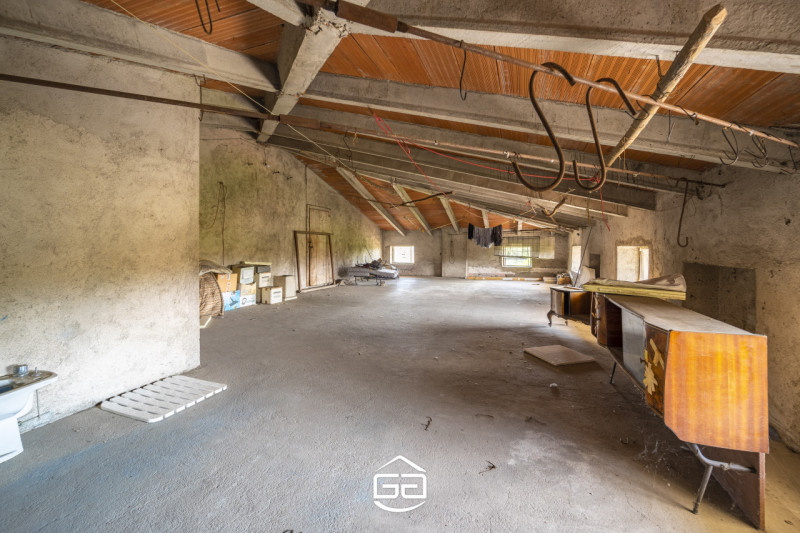 Situata nel cuore di Mirabella di Breganze, a breve distanza dai principali servizi del paese, qu...