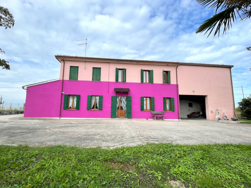 Tipica casa di campagna con annesso rustico adiacente e giardino di proprietà. 
Ubicata in zona r...