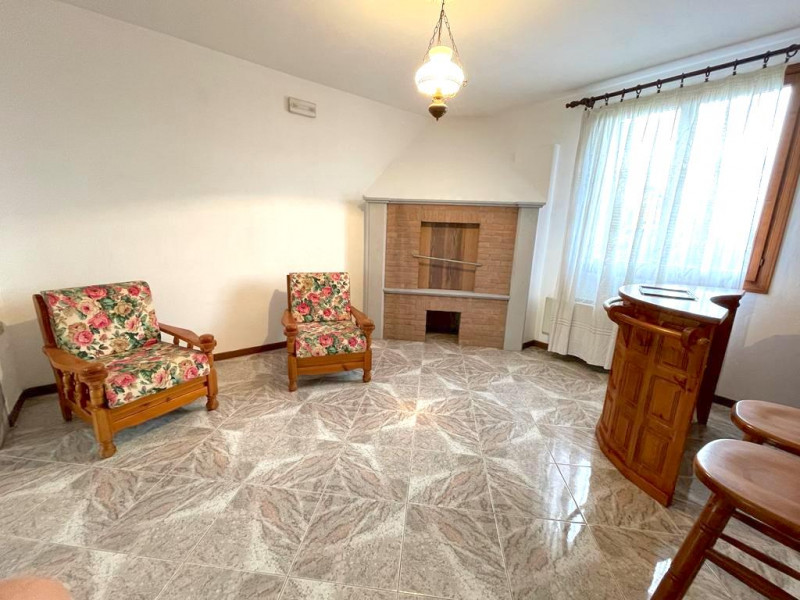 Tipica casa di campagna con annesso rustico adiacente e giardino di proprietà. 
Ubicata in zona r...