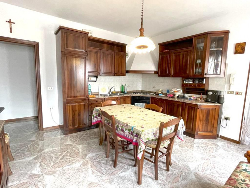 Tipica casa di campagna con annesso rustico adiacente e giardino di proprietà. 
Ubicata in zona r...