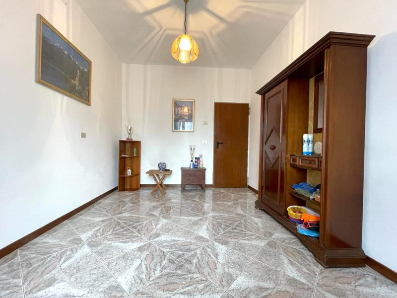 Tipica casa di campagna con annesso rustico adiacente e giardino di proprietà. 
Ubicata in zona r...