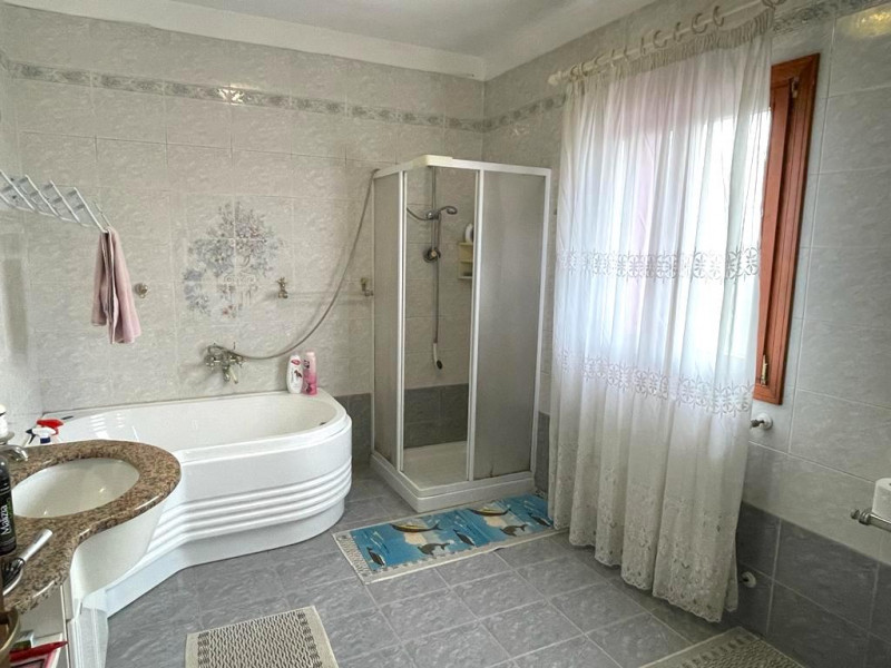 Tipica casa di campagna con annesso rustico adiacente e giardino di proprietà. 
Ubicata in zona r...