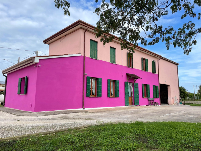 Tipica casa di campagna con annesso rustico adiacente e giardino di proprietà. 
Ubicata in zona r...