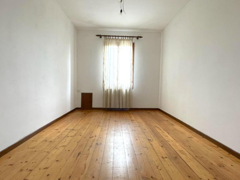 Tipica casa di campagna con annesso rustico adiacente e giardino di proprietà. 
Ubicata in zona r...