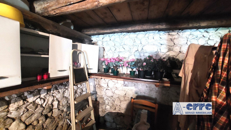 A Solagna, in una zona tranquilla ma comoda alla strada principale, proponiamo una spaziosa abita...