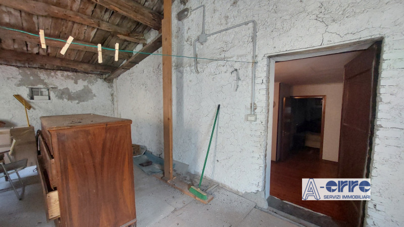 A Solagna, in una zona tranquilla ma comoda alla strada principale, proponiamo una spaziosa abita...