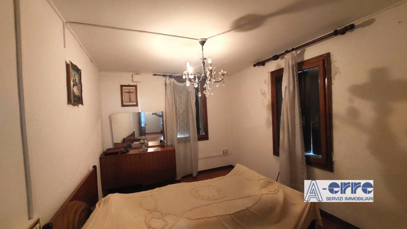 A Solagna, in una zona tranquilla ma comoda alla strada principale, proponiamo una spaziosa abita...